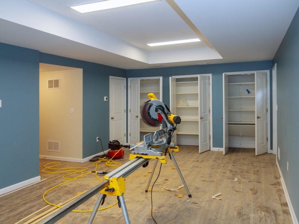 Cutting and nailing shoe molding using nail air gun and circular saw construction building industry